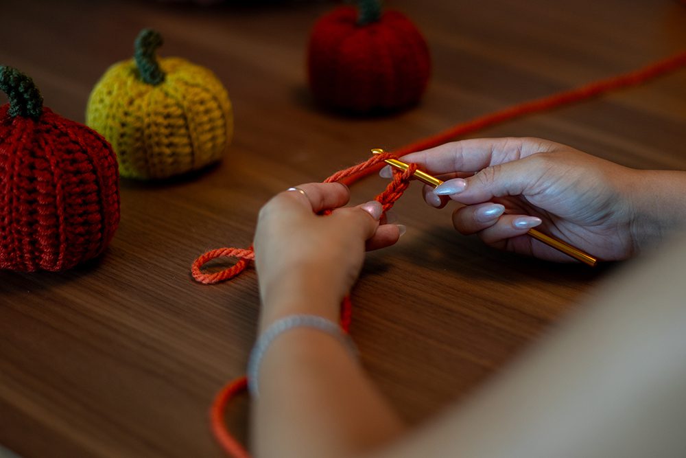 How to make crochet pumpkins - free crochet pattern and tutorial 10 DSC04827
