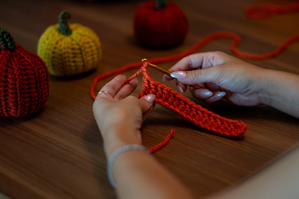 How to make crochet pumpkins - free crochet pattern and tutorial 12 DSC04841