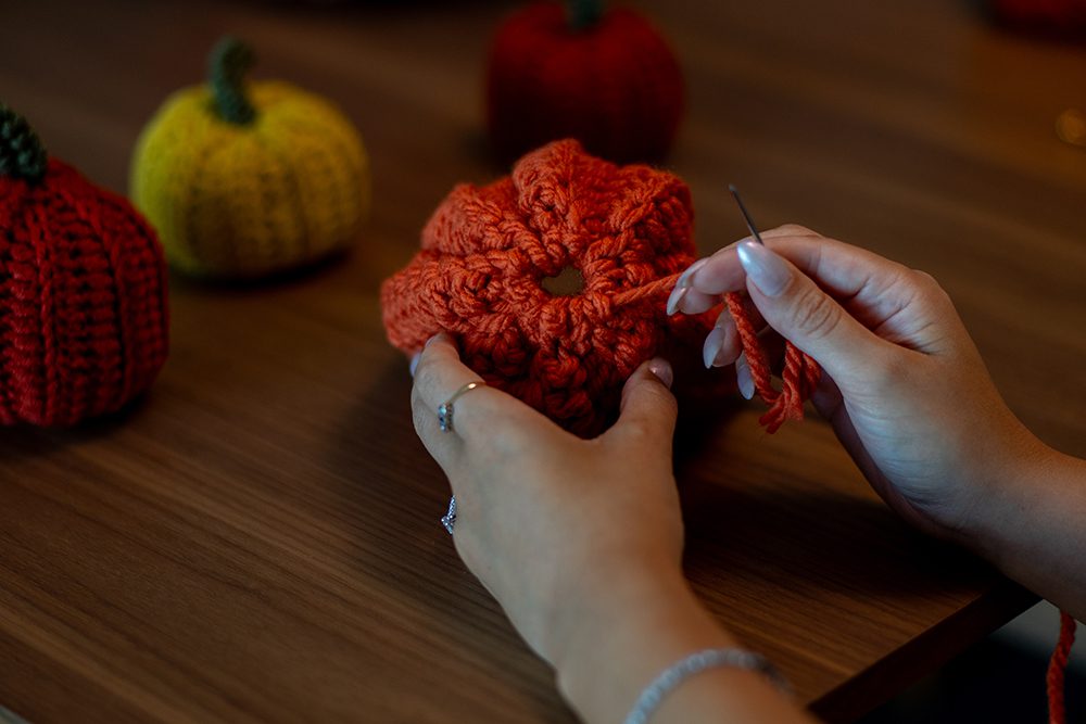 How to make crochet pumpkins - free crochet pattern and tutorial 20 DSC04861