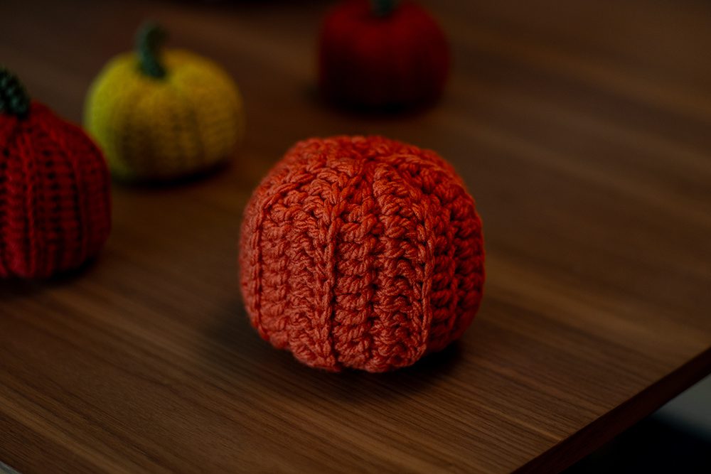 How to make crochet pumpkins - free crochet pattern and tutorial 22 DSC04868