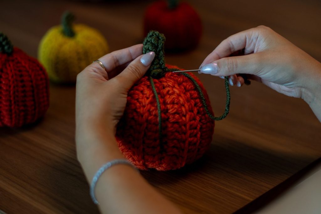 How to make crochet pumpkins - free crochet pattern and tutorial 25 DSC04875