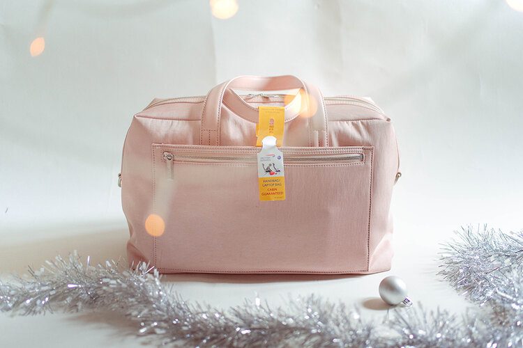 The ultimate Christmas gift guide for travellers 2019 28 PostcardsfromHawaiiPFHUltimateChristmasGiftGuideforTravellersAWAYTheEverywhereBag