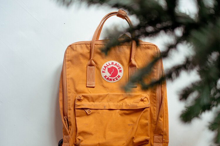 The ultimate Christmas gift guide for travellers 2019 25 PostcardsfromHawaiiPFHUltimateChristmasGiftGuideforTravellersFjallravenKankenBackpack