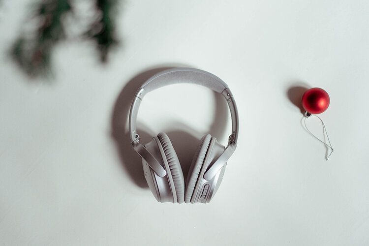 The ultimate Christmas gift guide for travellers 2019 27 PostcardsfromHawaiiPFHUltimateChristmasGiftGuideforTravellersHeadphonesBoseNoiseCancelling
