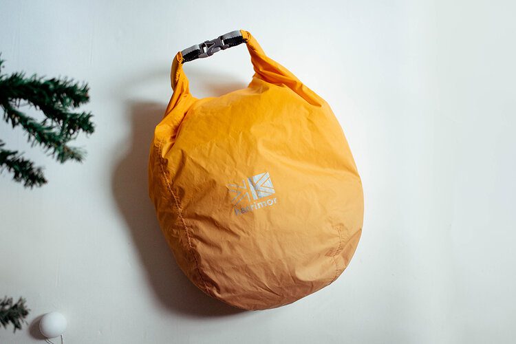 The ultimate Christmas gift guide for travellers 2019 10 PostcardsfromHawaiiPFHUltimateChristmasGiftGuideforTravellersKarrimorDryBag