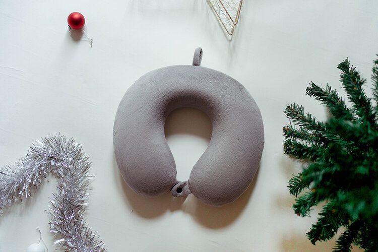 The ultimate Christmas gift guide for travellers 2019 3 PostcardsfromHawaiiPFHUltimateChristmasGiftGuideforTravellersMemoryFoamTravelPillow