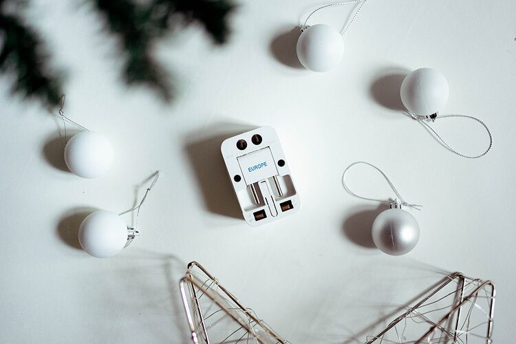 The ultimate Christmas gift guide for travellers 2019 14 PostcardsfromHawaiiPFHUltimateChristmasGiftGuideforTravellersUniversalPowerAdapterTravelPlug