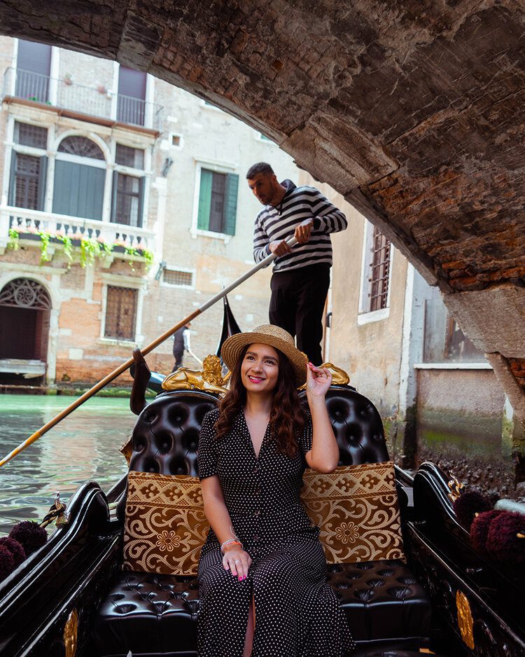 10 best photo locations for Instagram in Venice, Italy 6 PostcardsfromHawaiiTravelBlogInstagramGuideVeniceItalyBestPhotoSpotsLocationsPhotographyGuideGondolaGrandCanal