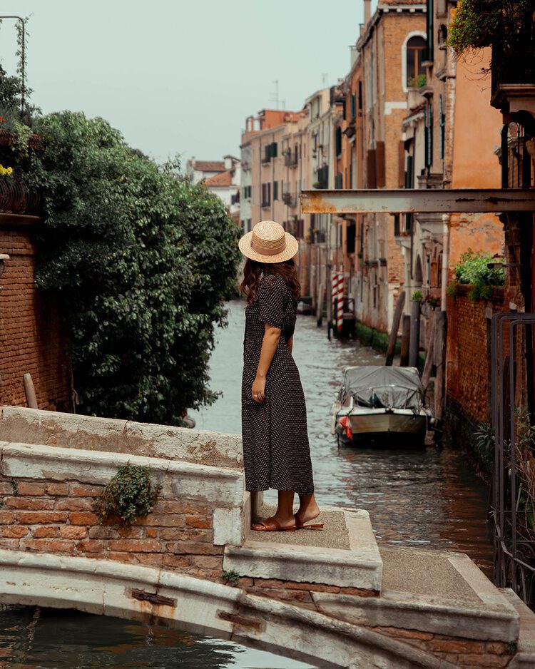 10 best photo locations for Instagram in Venice, Italy 12 PostcardsfromHawaiiTravelBlogInstagramGuideVeniceItalyBestPhotoSpotsLocationsPhotographyGuidePonteChiodoNoParapetBridge