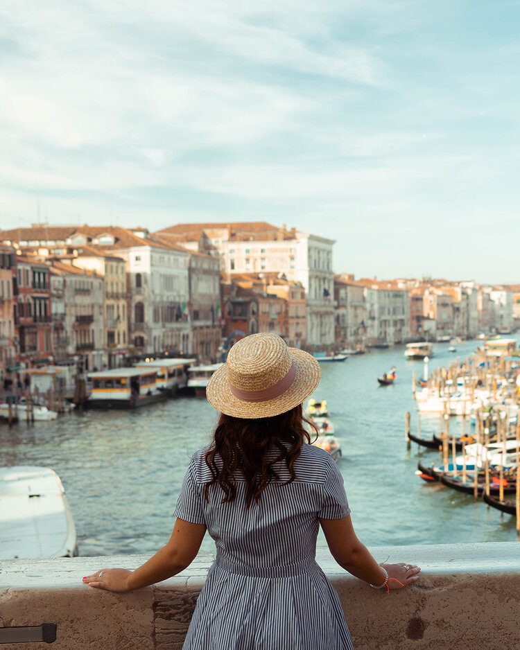 10 best photo locations for Instagram in Venice, Italy 2 PostcardsfromHawaiiTravelBlogInstagramGuideVeniceItalyBestPhotoSpotsLocationsPhotographyGuideRialtoBridgeGrandCanal 1