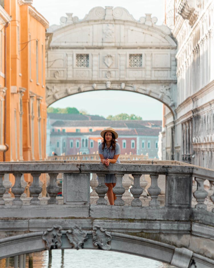 10 best photo locations for Instagram in Venice, Italy 1 PostcardsfromHawaiiTravelBlogInstagramGuideVeniceItalyBestPhotoSpotsLocationsPhotographyGuideRialtoBridgeGrandCanal